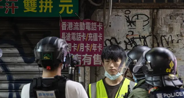 Hong Kong: arresto violento di dodicenne, bufera su polizia