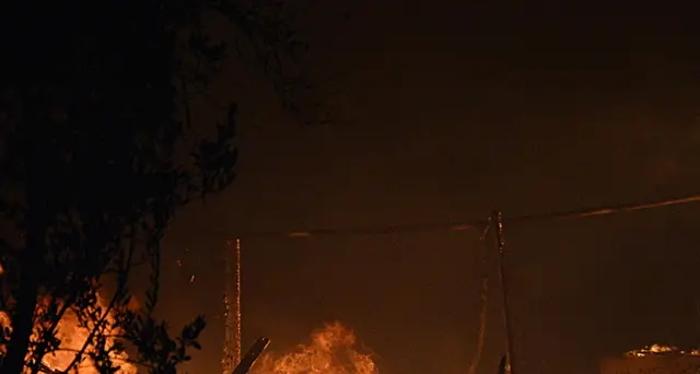 Migliaia di migranti in fuga dopo incendio in campo Moria