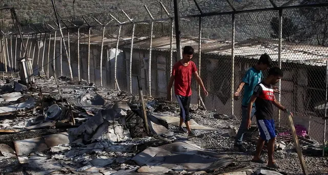 L'incendio nel campo di Moria provocato dai migranti