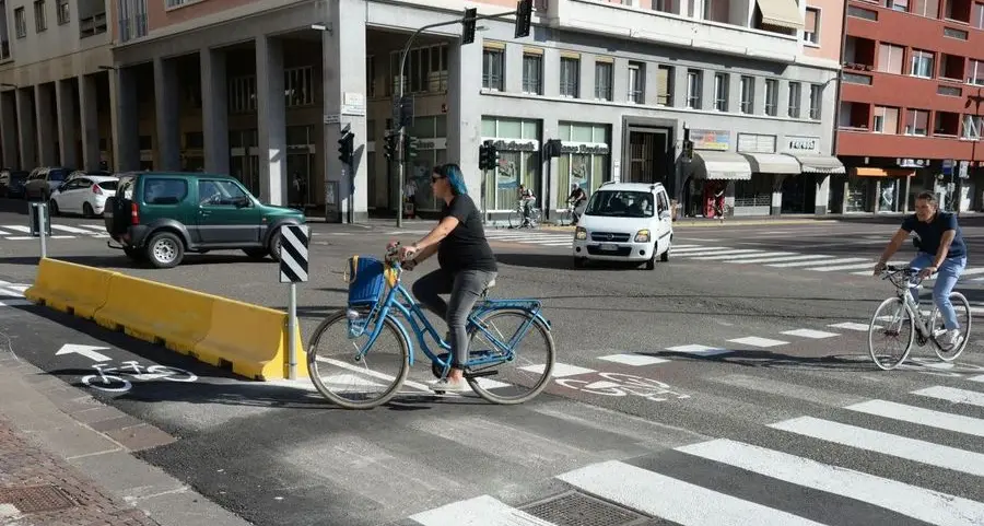Piazza Mazzini, messa in sicurezza la pista ciclabile