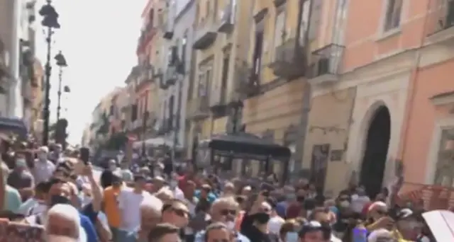 Salvini a Torre del Greco, fischi e lancio di pomodori