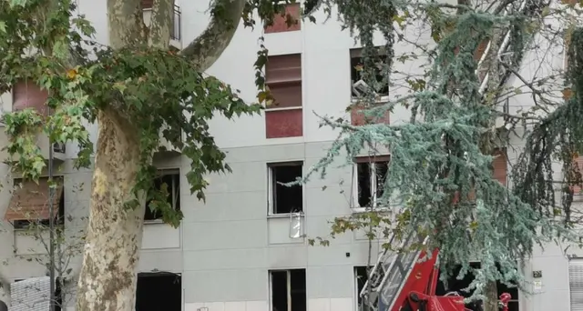 Esplosione in una palazzina a Milano Sud, feriti