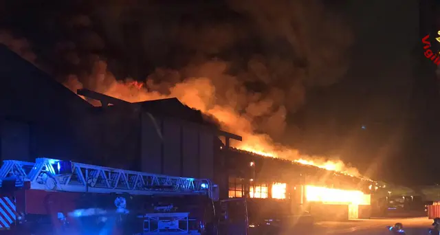 Vasto incendio nel porto di Ancona