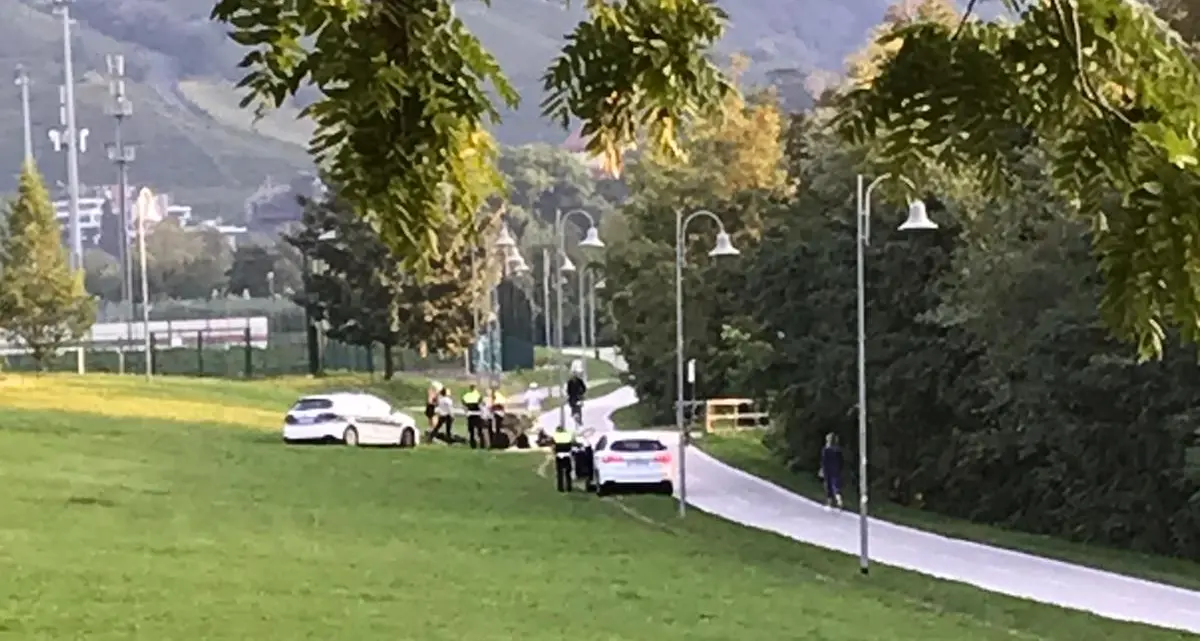 Scontro tra due ciclisti sui prati del Talvera