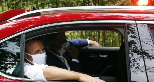 Macron al Tour de France,'eventi si svolgano se è possibile'