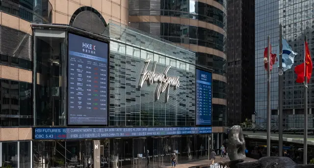 Borsa, Hong Kong apre in calo