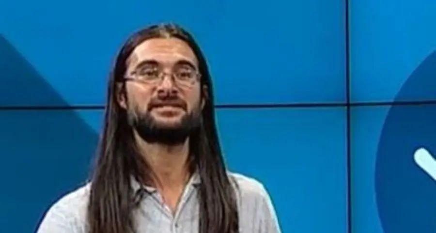 E il candidato di Vox canta il programma con l’ukulele