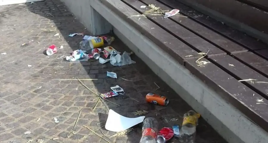 Piazza Pichler, un “bivacco” di maleducati