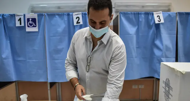 Riaperti seggi, si vota fino alle 15