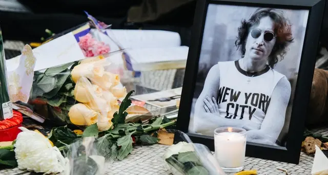 Killer di John Lennon chiede scusa a Yoko, atto spregevole