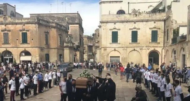 Duplice omicidio: a Lecce funerali giovane arbitro De Santis