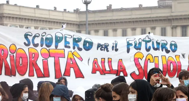 Al via manifestazione Priorità alla scuola sotto la pioggia