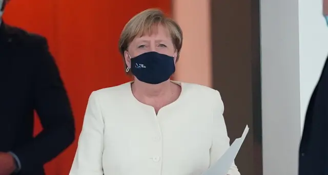 Merkel sconsiglia Paesi a rischio in Ue ma loda l'Italia