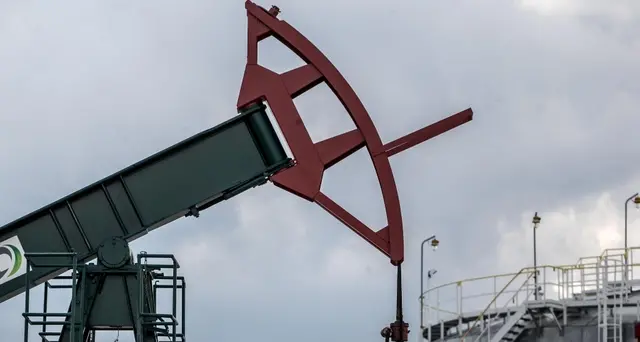 Petrolio, prezzo prosegue calo, giù a 38,8 dollari