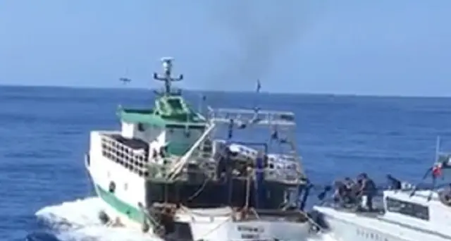 Peschereccio tunisino sperona motovedetta italiana