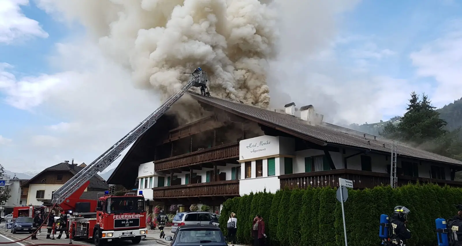 Vipiteno, in fiamme il tetto dell'Hotel Monika