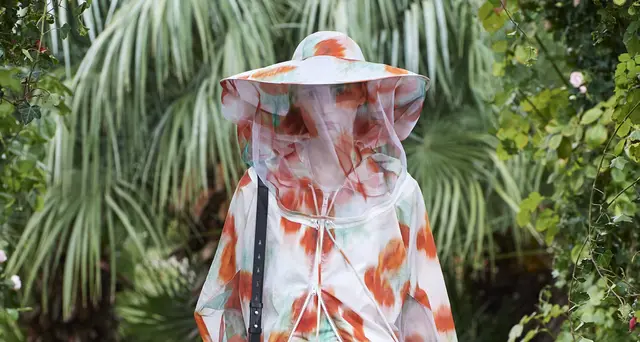 Kenzo, cappelli-zanzariera simboli d'epoca incerta