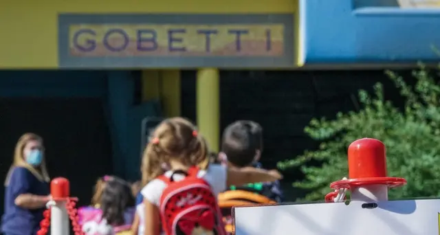Mascherine obbligatorie vicino scuole in Piemonte