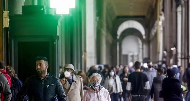 Conte, su obbligo mascherine all'aperto valuteremo