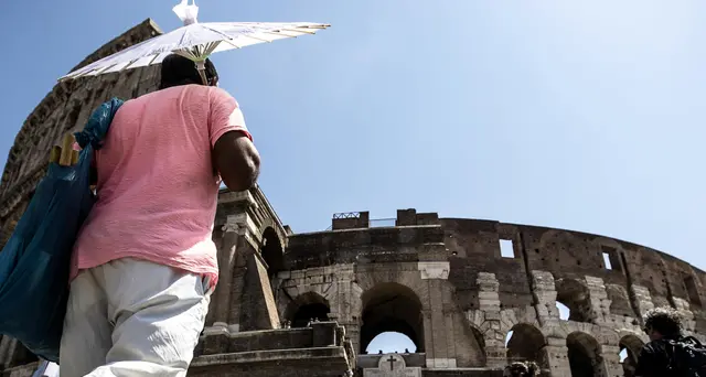 Turismo, Italia perde metà presenze 2020
