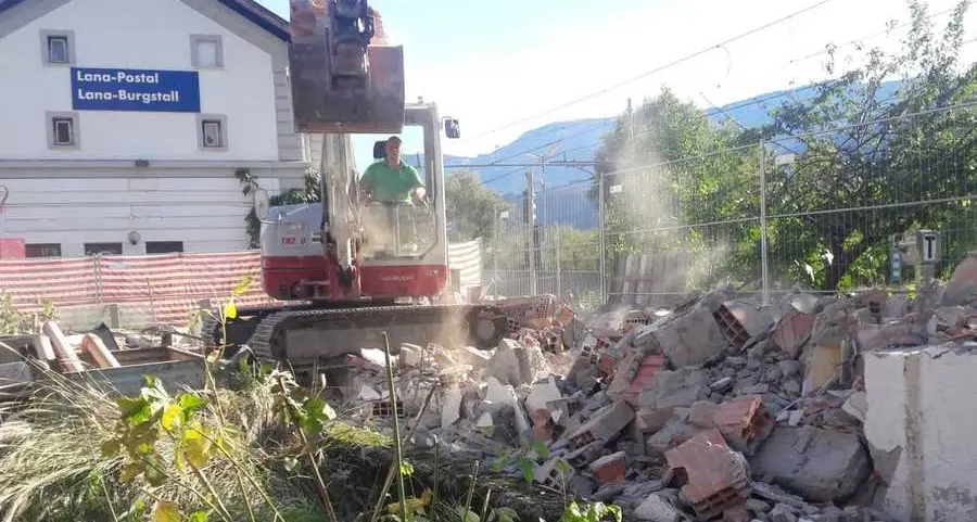 Maquillage alla stazione Postal, demolito il bar