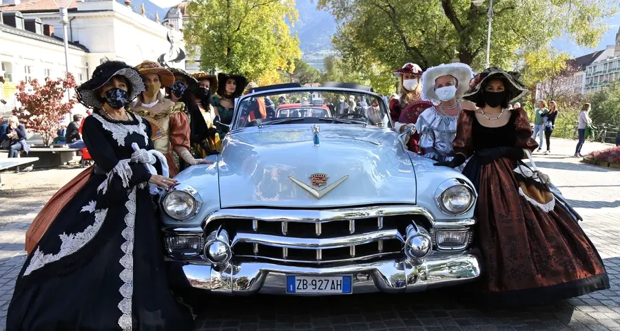 Dame e auto d’epoca in un sabato vintage