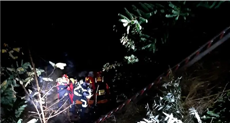 Scivolano lungo il pendio e finiscono nel Talvera, intervengono i vigili del fuoco