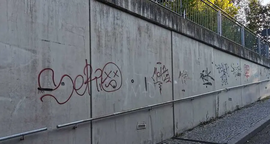 Tre giovani imbrattano i muri: filmati e bloccati dai vigili