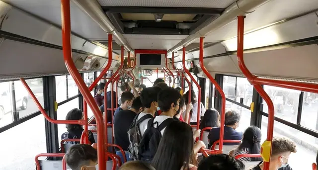 Bus a rischio per calca, \"viaggio da roulette russa\"