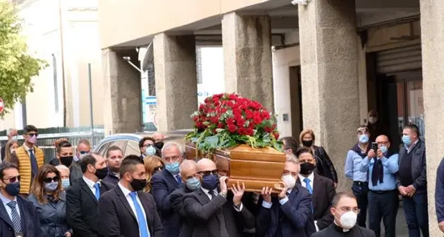 Santelli:aperta camera ardente, feretro portato da assessori