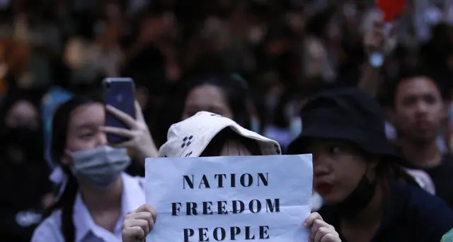 Thailandia: polizia disperde protesta con idranti