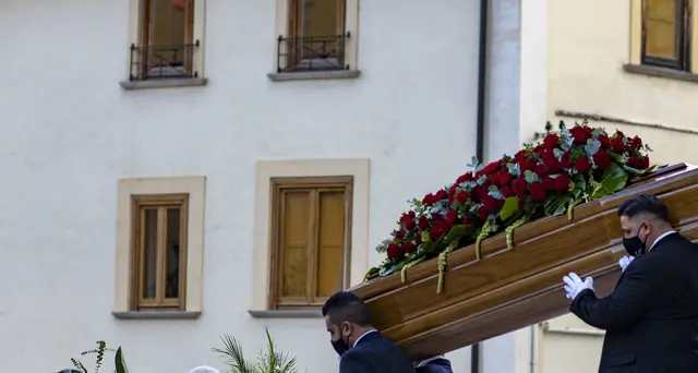 Addio commosso a Jole,Conte e Casellati ai funerali