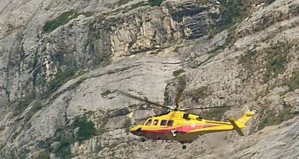 Base jumper si lancia dal monte Casale, in Trentino, e precipita tra le vigne