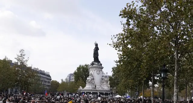 A migliaia sfilano in Francia in omaggio al prof decapitato