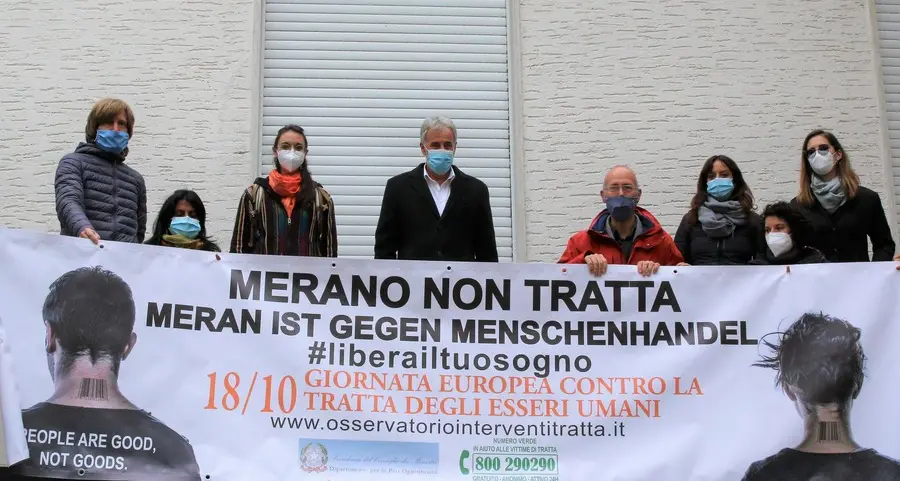 Appeso al Comune un monito contro ogni sfruttamento