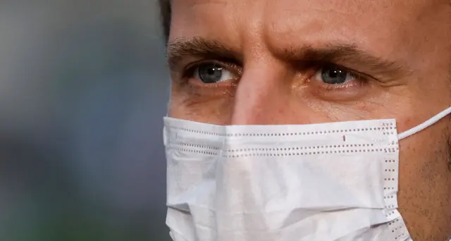Macron, 'virus con noi almeno fino all'estate'