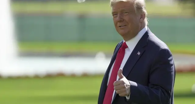 Trump vota di persona in Florida, 'sono all'antica'