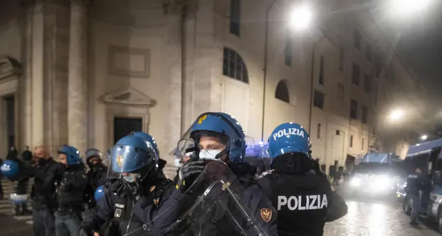 Covid, disordini durante protesta a Roma
