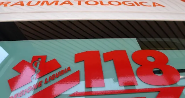 In auto piomba su piazza e travolge ragazzi, 2 gravissime