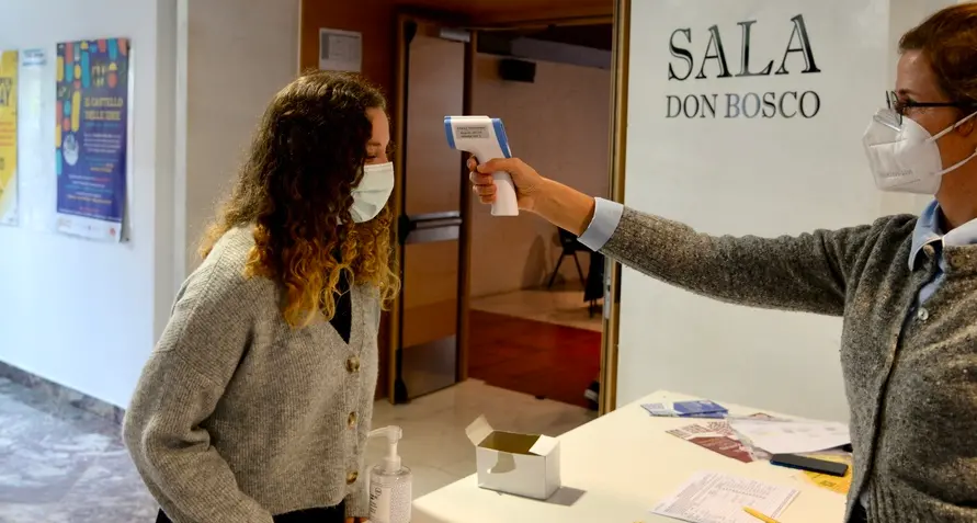 Stretta su scuole, bar e ristoranti