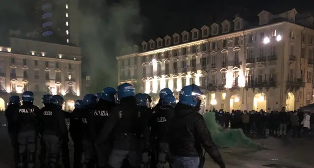 Tensioni a Torino, petardi contro forze ordine
