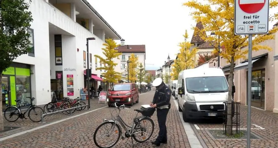Tante auto in senso vietato e il vigile si piazza in strada
