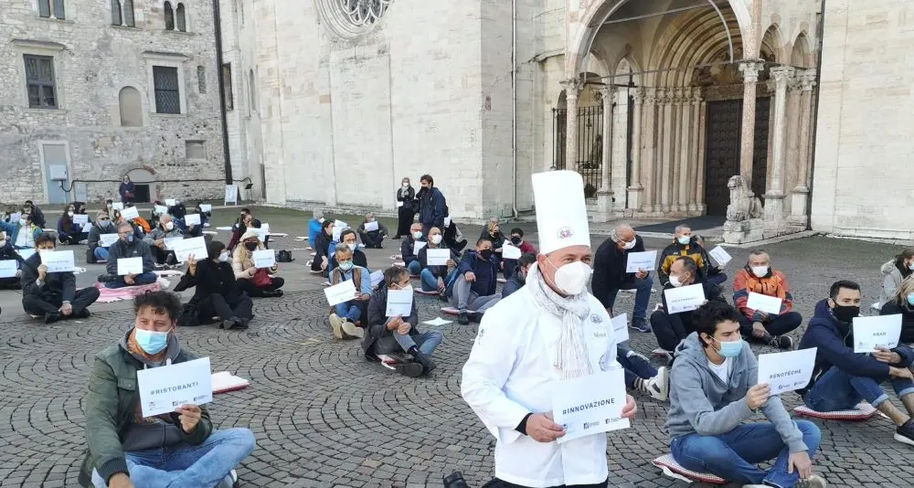 Trento, decine di baristi e ristoratori \"a terra\" in piazza Duomo