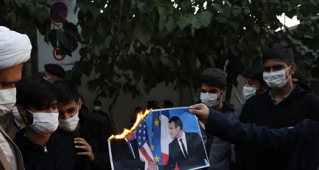 A Teheran a fuoco bandiere francesi e foto di Macron