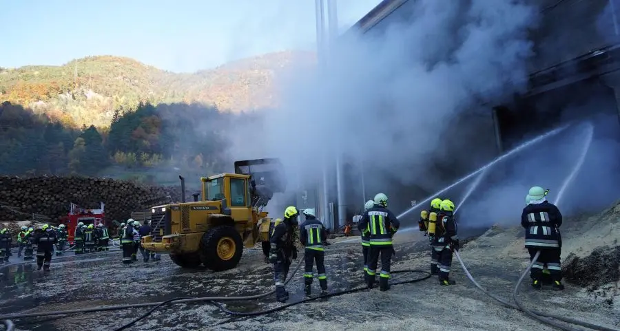 Val d'Ega, rogo in segheria: tre feriti, uno è grave
