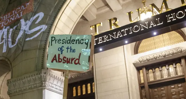 Trump cambia programma, cancella festa al Trump Hotel