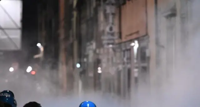Scontri a Firenze, polizia carica e lacrimogeni