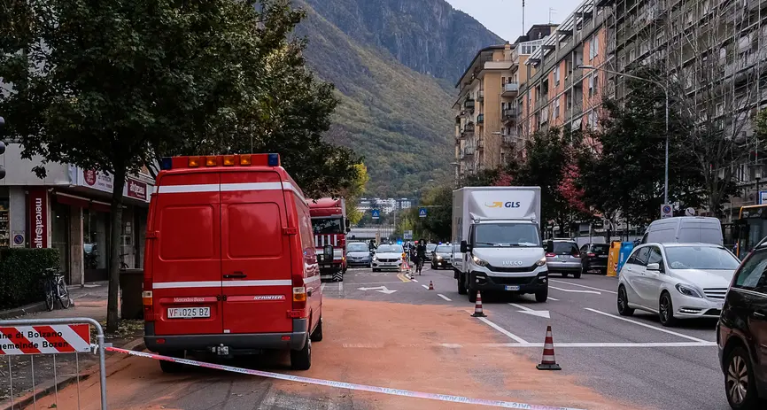 Camion rompe il serbatoio Caos in via Roma