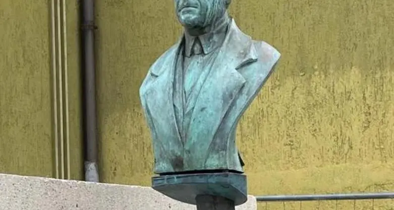 Il busto di Matteotti adesso finisce accanto al muro