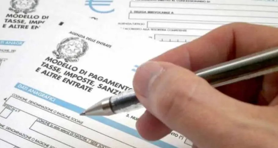 In Alto Adige quasi centomila persone non pagano le tasse
